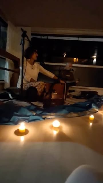 Noite de kīrtan à luz de velas, com música ao vivo na sala do Yogamar