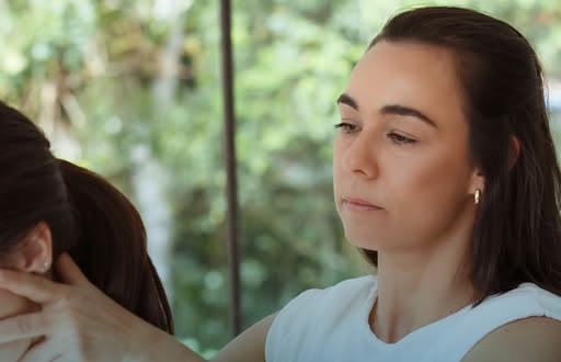 Fernanda Gomes atendendo em osteopatia no Yogamar